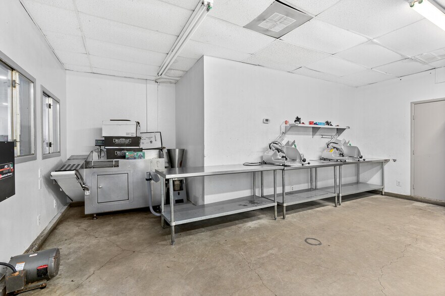More Photos Of 414 Culebra Rd, San Antonio Light Manufacturing For Lease