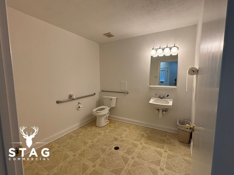 More Photos Of 376 W Main St, Lewisville Medical For Sale