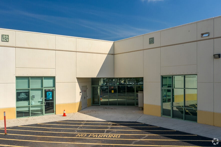 More Photos Of 580-584 NW University Blvd, Port Saint Lucie Unknown For Lease