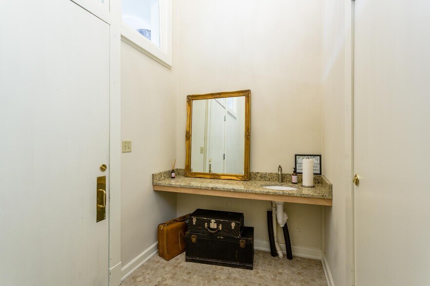 More Photos Of 12 Middlebrook Ave, Staunton Restaurant For Lease