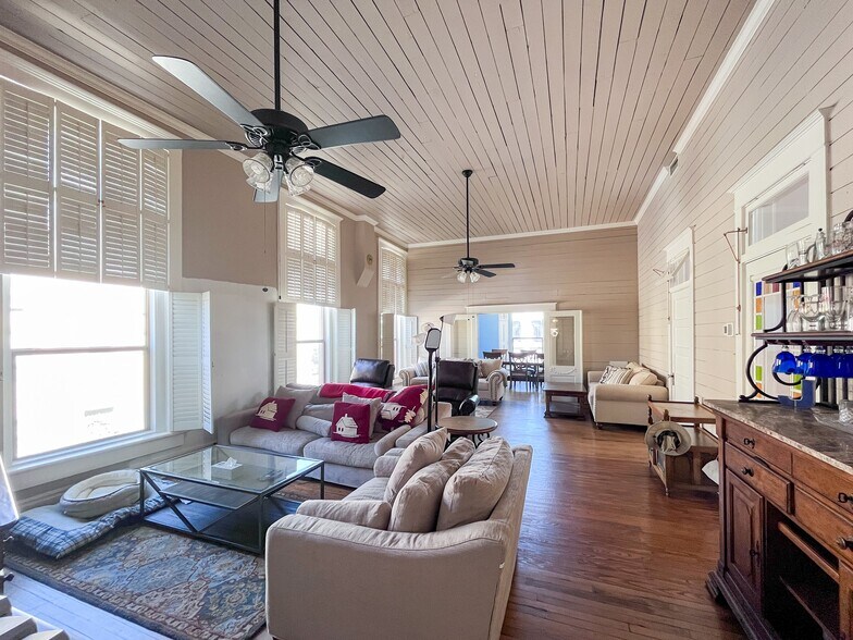 More Photos Of 301 S Saint Charles St, Brenham General Retail For Sale