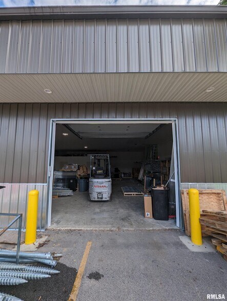 More Photos Of 2527 W Farmington Rd, West Peoria Showroom For Lease