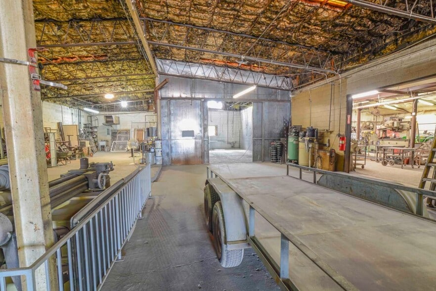 More Photos Of 1117 N Avenue T, Lubbock Warehouse For Sale