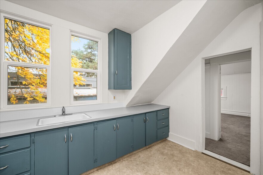 More Photos Of 527 Monroe St, Eugene Apartments For Sale