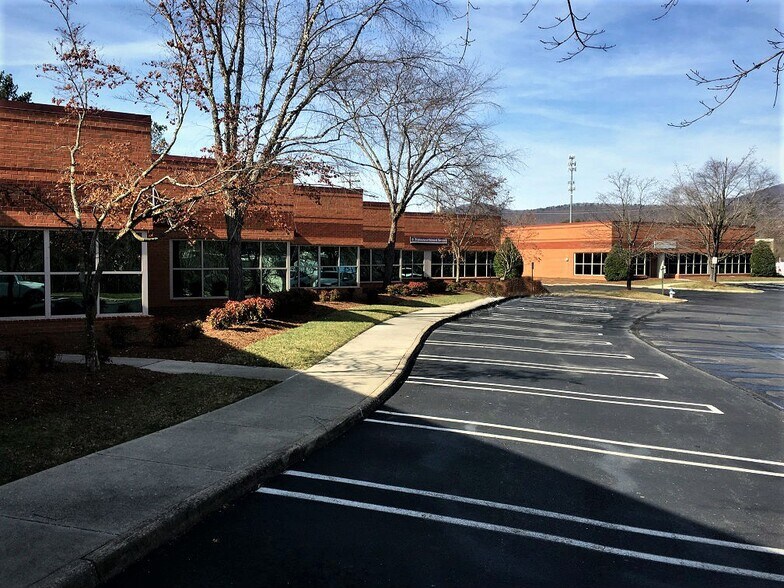 More Photos Of 6711 Peters Creek Rd, Hollins Office For Lease