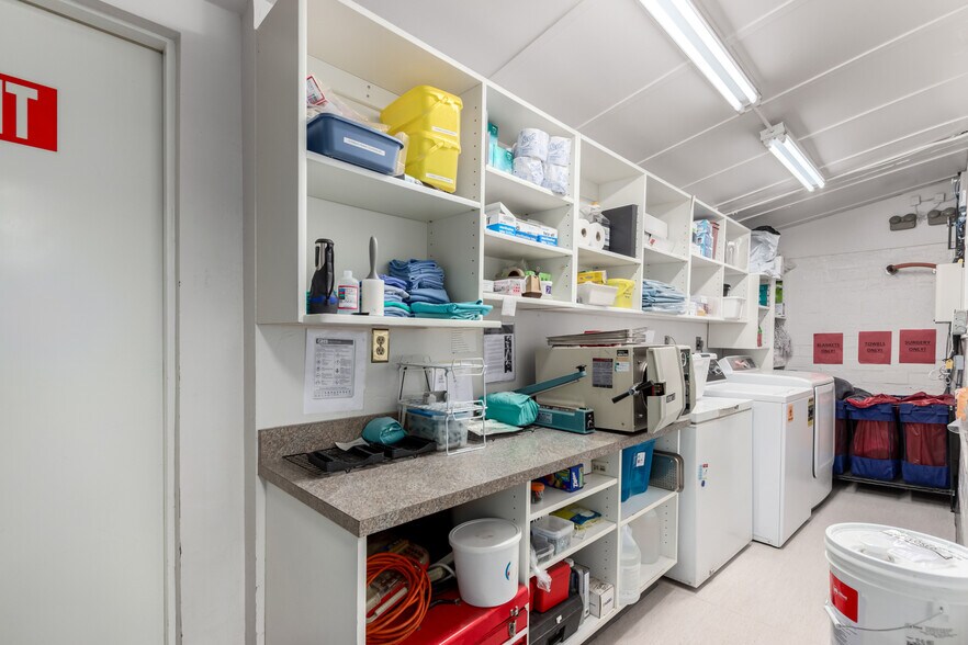 More Photos Of 20 W Dunlap Rd, Phoenix Veterinarian Kennel For Sale