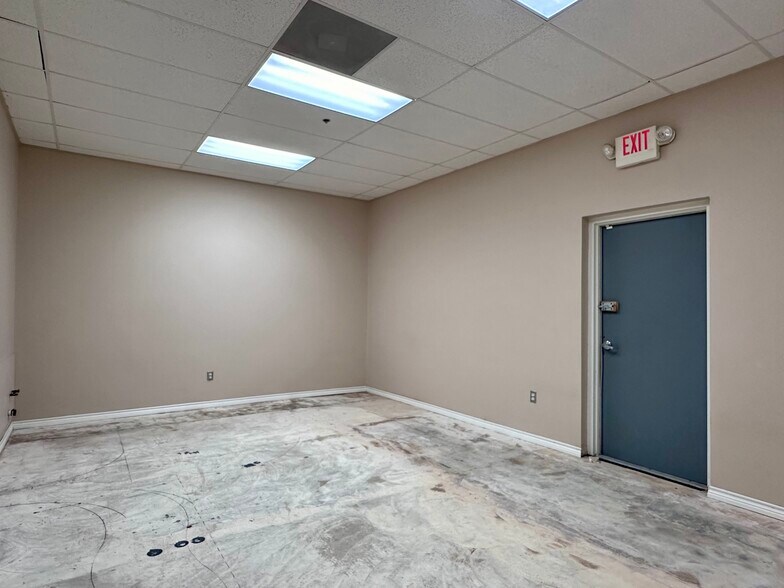 More Photos Of 8142 Shin Oak Dr, San Antonio Unknown For Lease