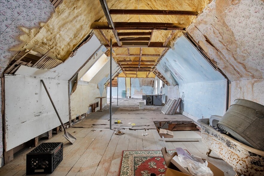 More Photos Of 70 Main St, Wellfleet Hotel For Sale