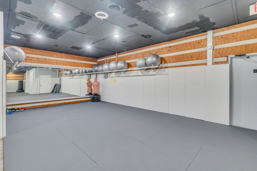 More Photos Of 207 Highway 96 N, Fairview Showroom For Sale