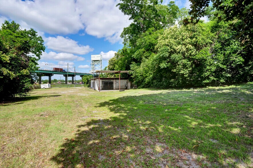 More Photos Of 610 Front St, Wilmington Warehouse For Lease