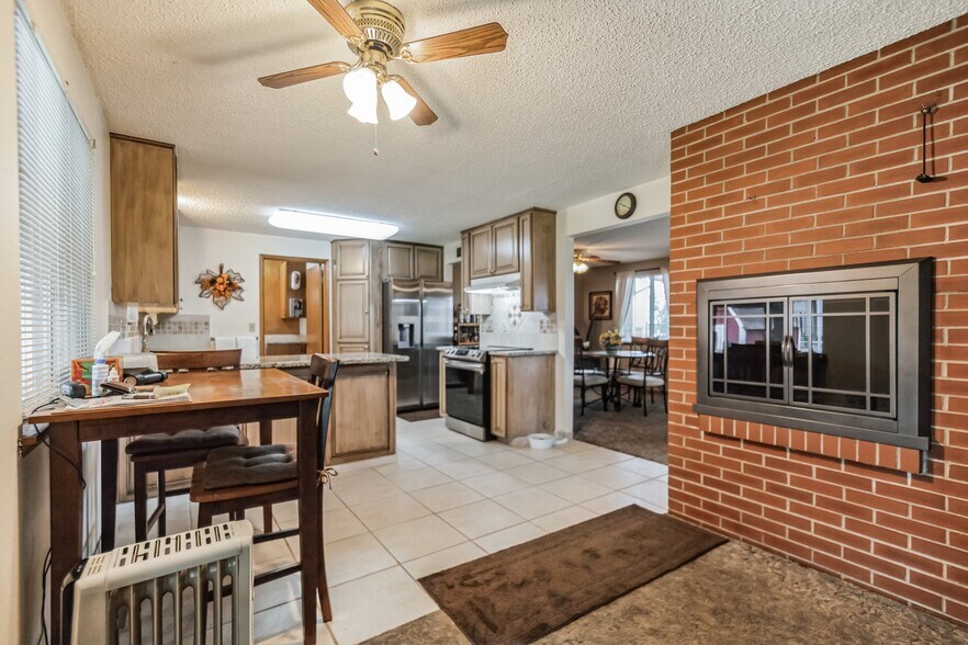 More Photos Of 2515 176th St E, Tacoma Showroom For Sale