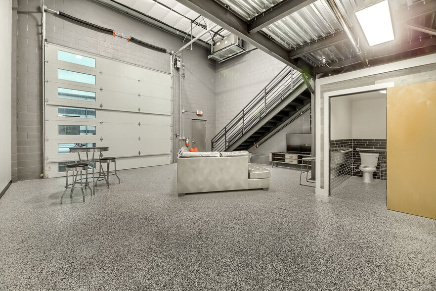 More Photos Of 2100 Double Creek Dr, Round Rock Warehouse For Lease