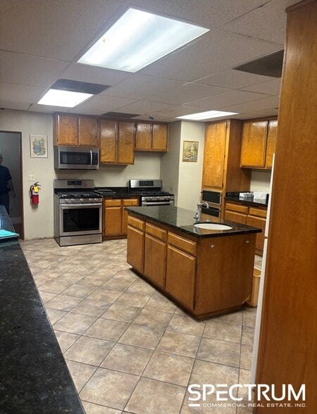 More Photos Of 111 S 6th St, Burbank Religious Facility For Lease