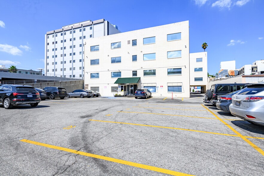 More Photos Of 16250 Ventura Blvd, Encino Office For Lease