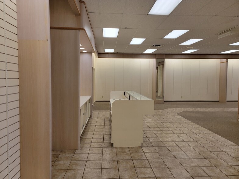 More Photos Of 61600-61690 Southgate Rd, Cambridge Unknown For Lease