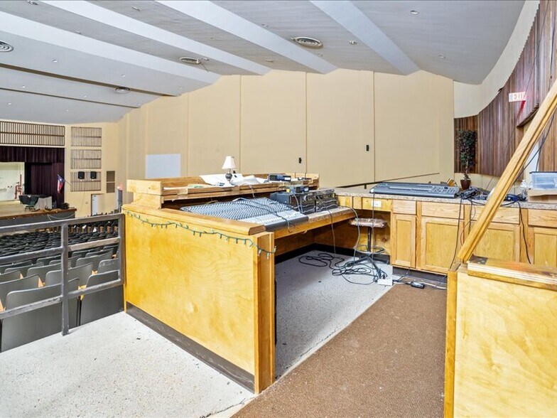 More Photos Of 1819 Spring St, Palestine Specialty For Sale