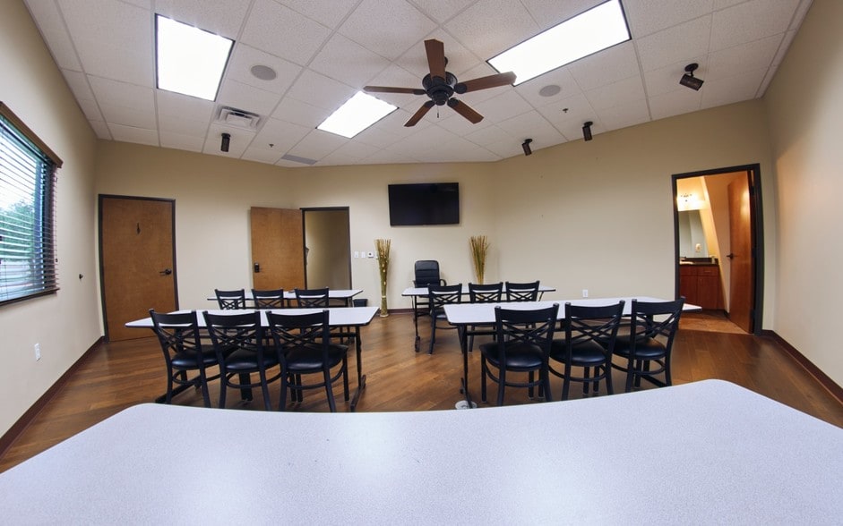 More Photos Of 205 S Alma Dr, Allen Warehouse For Lease