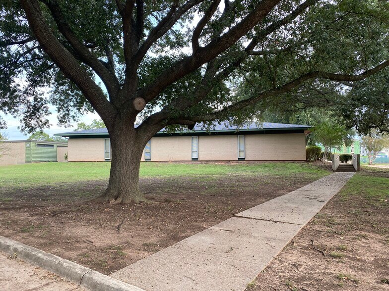 More Photos Of 9400 Village Green Dr, Shreveport Office For Lease