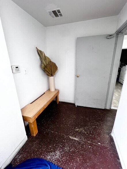 More Photos Of 620 S Clarence St, Los Angeles Manufacturing For Lease