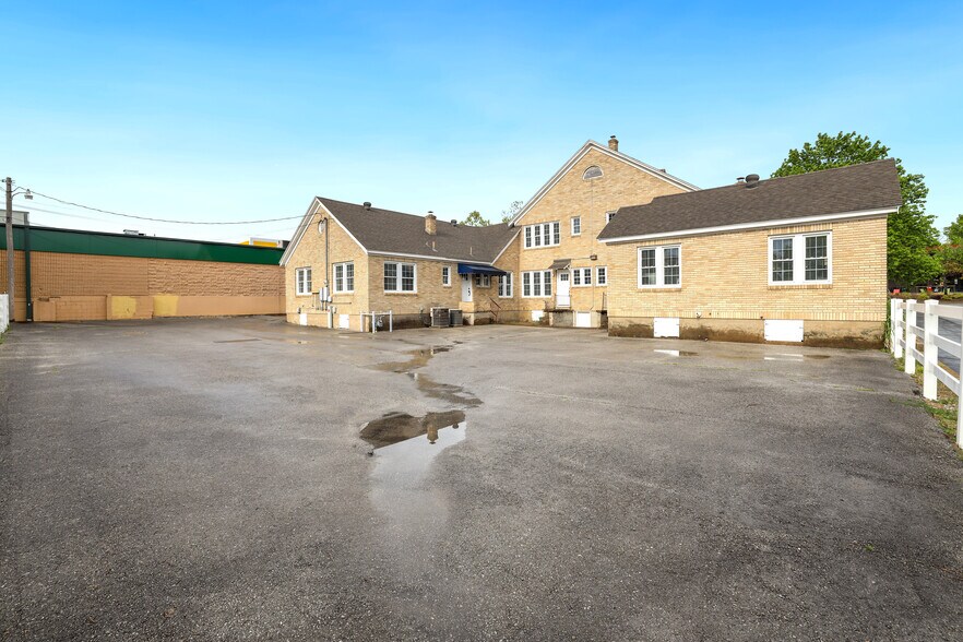 More Photos Of 355 N College Ave, Fayetteville Office Residential For Lease