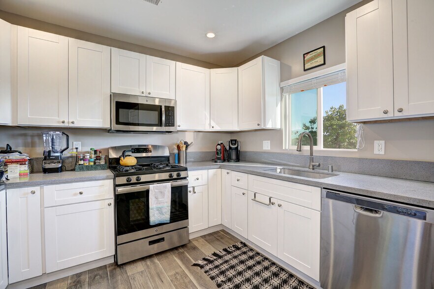More Photos Of 1271 S Sycamore Ave, Los Angeles Apartments For Sale