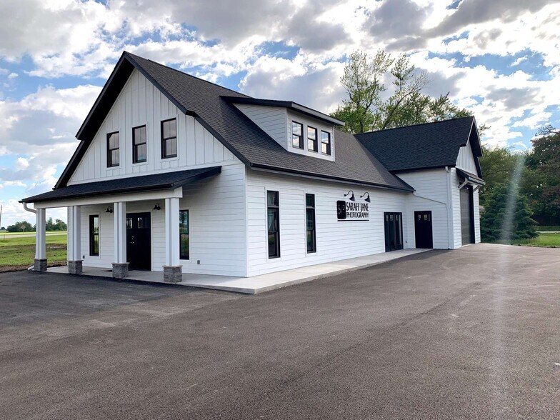 More Photos Of 165 W South St, Oreana Flex For Sale