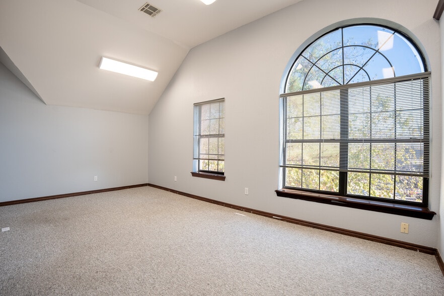 More Photos Of 1900 E 15th St, Edmond Office For Sale