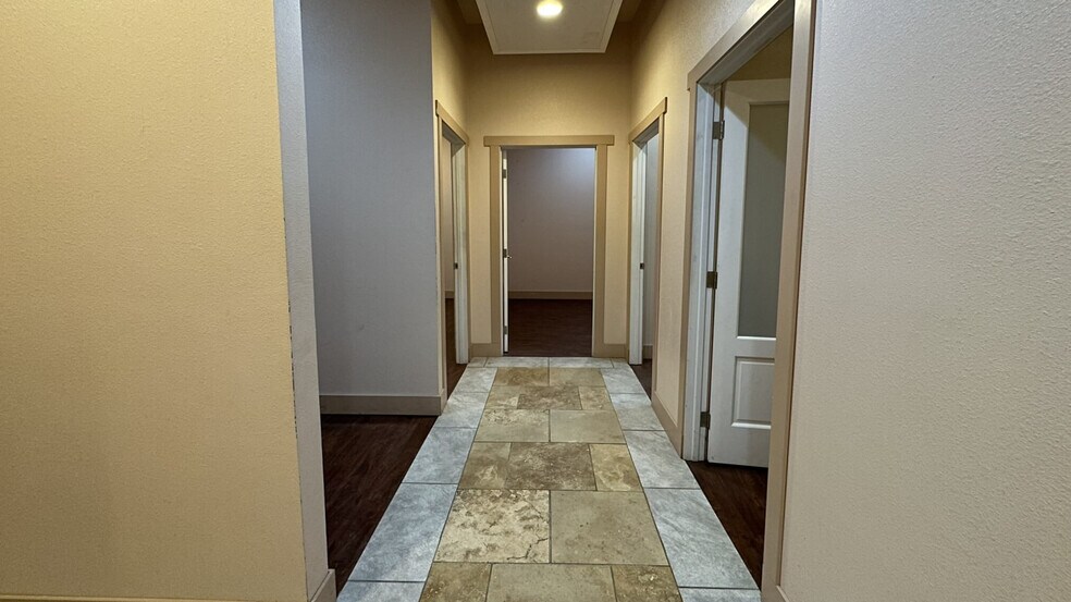 More Photos Of 404 W Main St, Kelso Restaurant For Lease