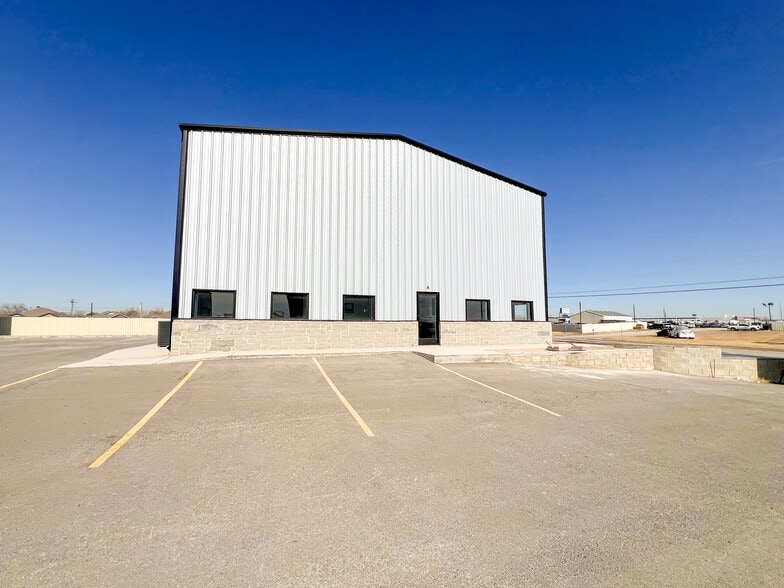 More Photos Of 1208 S Midland Dr, Midland Unknown For Lease