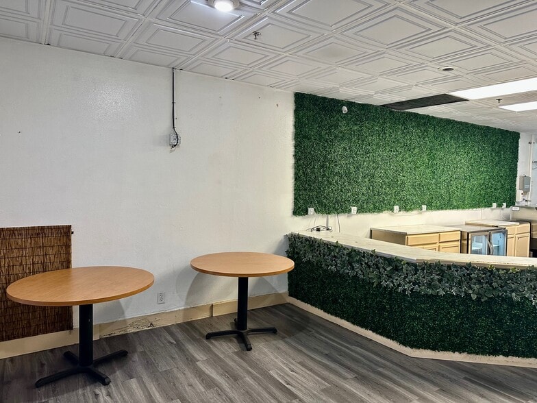More Photos Of 211 E Court St, Seguin Storefront Retail Office For Lease