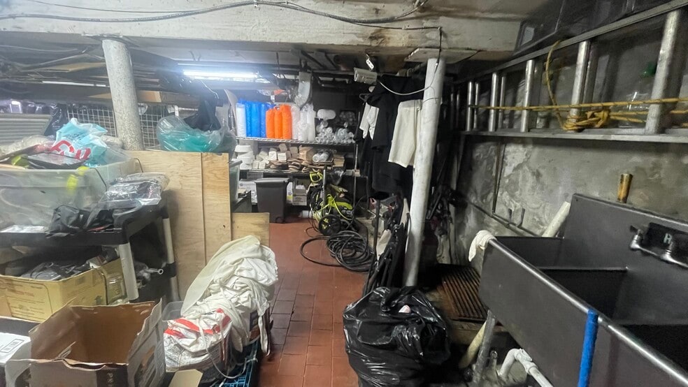 More Photos Of Manhattan Avenue Ave @ Norman Avenue, Brooklyn General Retail For Lease