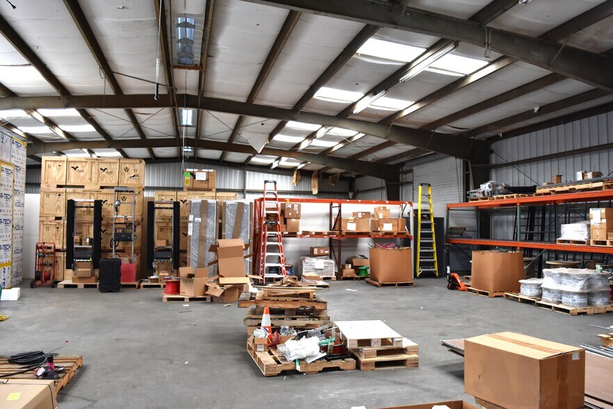 More Photos Of 355 E Douglas Rd, Oldsmar Warehouse For Lease