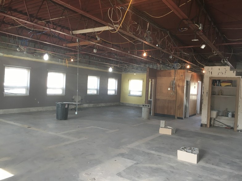 More Photos Of 202 S Bridge St, Yorkville Storefront For Sale