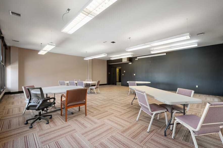 More Photos Of 108 S Walnut St, Muncie Office For Sale