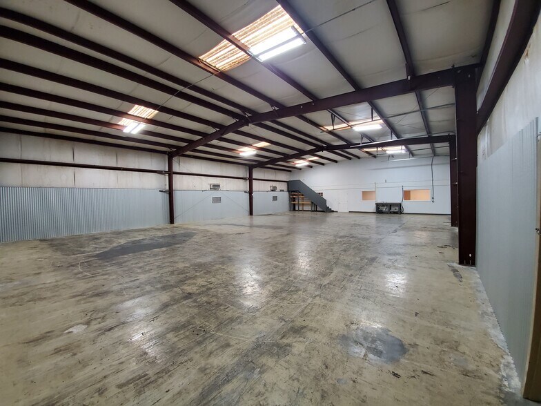 More Photos Of 5930 Lookout Bnd, San Antonio Warehouse For Lease