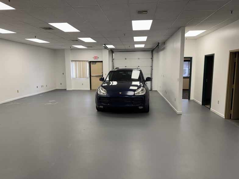 More Photos Of 400 Chapel Rd, South Windsor Flex For Sale