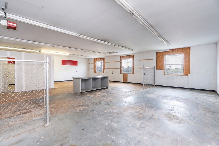 More Photos Of 902 Richmond Ave, Staunton General Retail For Sale