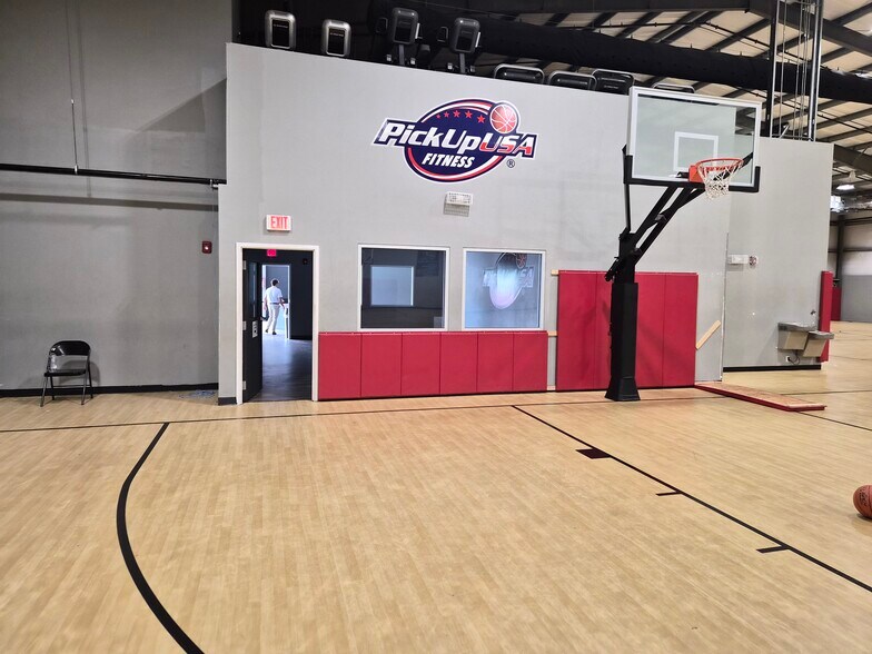 More Photos Of 8200 Cypress Plaza Dr, Jacksonville Health Club For Lease