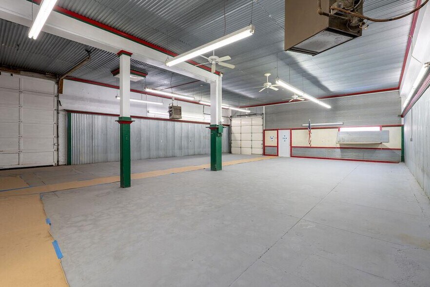More Photos Of 116-118 S Union Ave, Shawnee Showroom For Sale