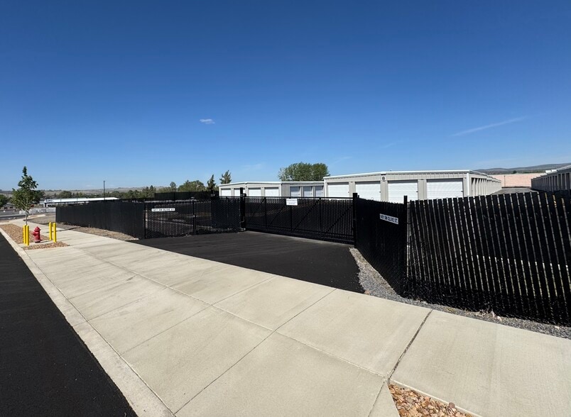 More Photos Of 1451 Olive st, Madras Self Storage For Sale