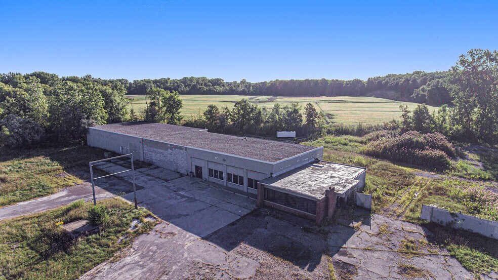 More Photos Of 65700 Gratiot Ave, Lenox Service For Sale