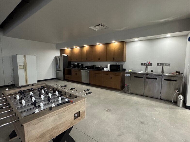 More Photos Of 109 Fieldview Dr, Versailles Office For Lease