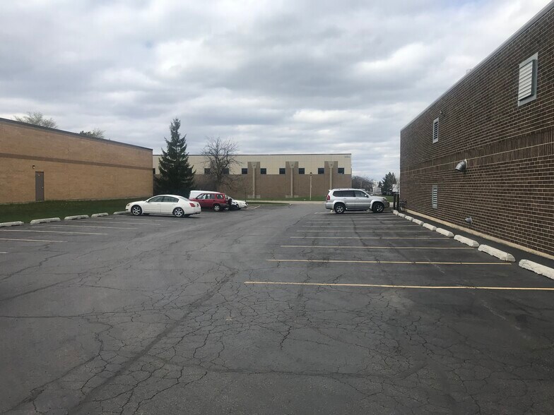 More Photos Of 1355 Wilhelm Rd, Mundelein Warehouse For Lease