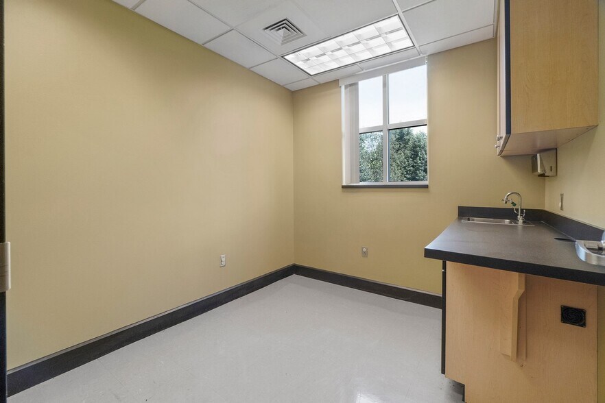 More Photos Of 191 W Plaza Dr, Mooresville Storefront Retail Office For Lease