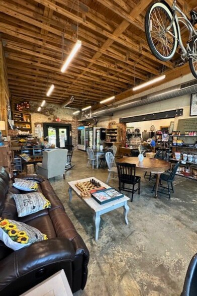 More Photos Of 412-416 Grayson Pky, Grayson Storefront For Lease
