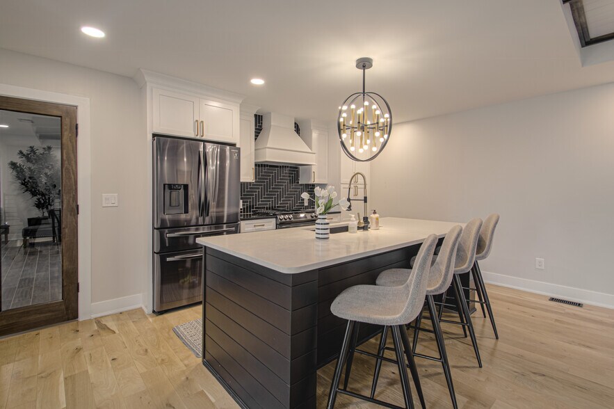 More Photos Of 1600 SW Market St, Lee's Summit Office For Sale