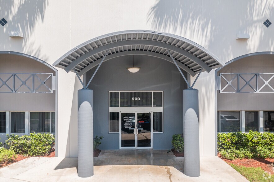 More Photos Of 800-900 International Pky, Sunrise Distribution For Lease