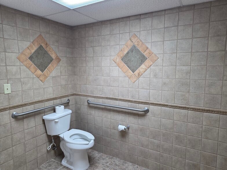 More Photos Of 161 Prosperity Dr, Winchester Showroom For Lease