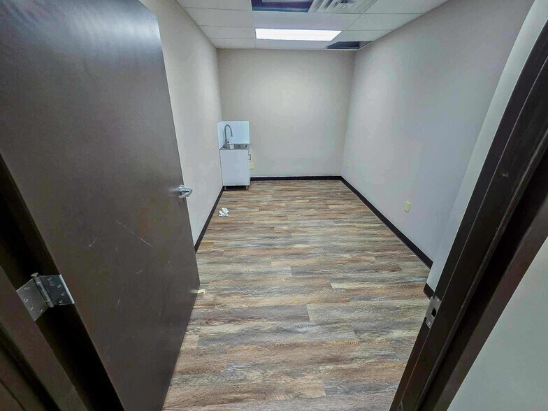 More Photos Of 3135 16th Street Rd, Huntington Office For Lease