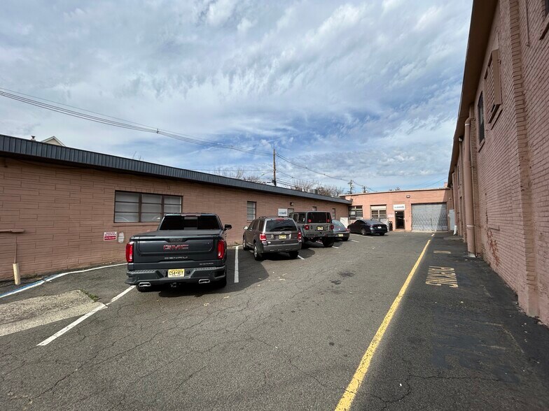 More Photos Of 10 Dell Glen Ave, Lodi Manufacturing For Lease